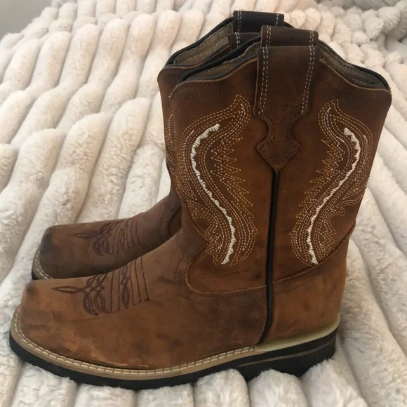 Kids cowboy boots.